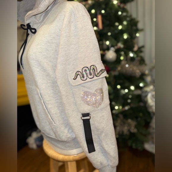 ☃️BOGO50%☃️🆕🐍EXPRESSED SOCIETY: GREY Pullover Hoodie w/Crystal Snake & Heart MED - Picture 9 of 17